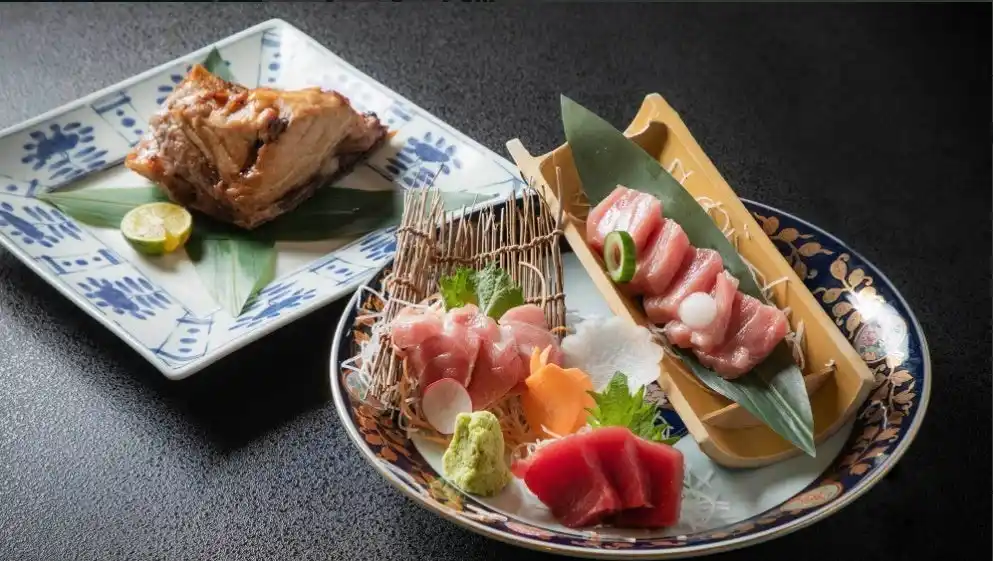 【野口観光マネジメント株式会社】 【望楼NOGUCHI函館】焼きと刺身で味わう、鮪尽くしの朝ごはん