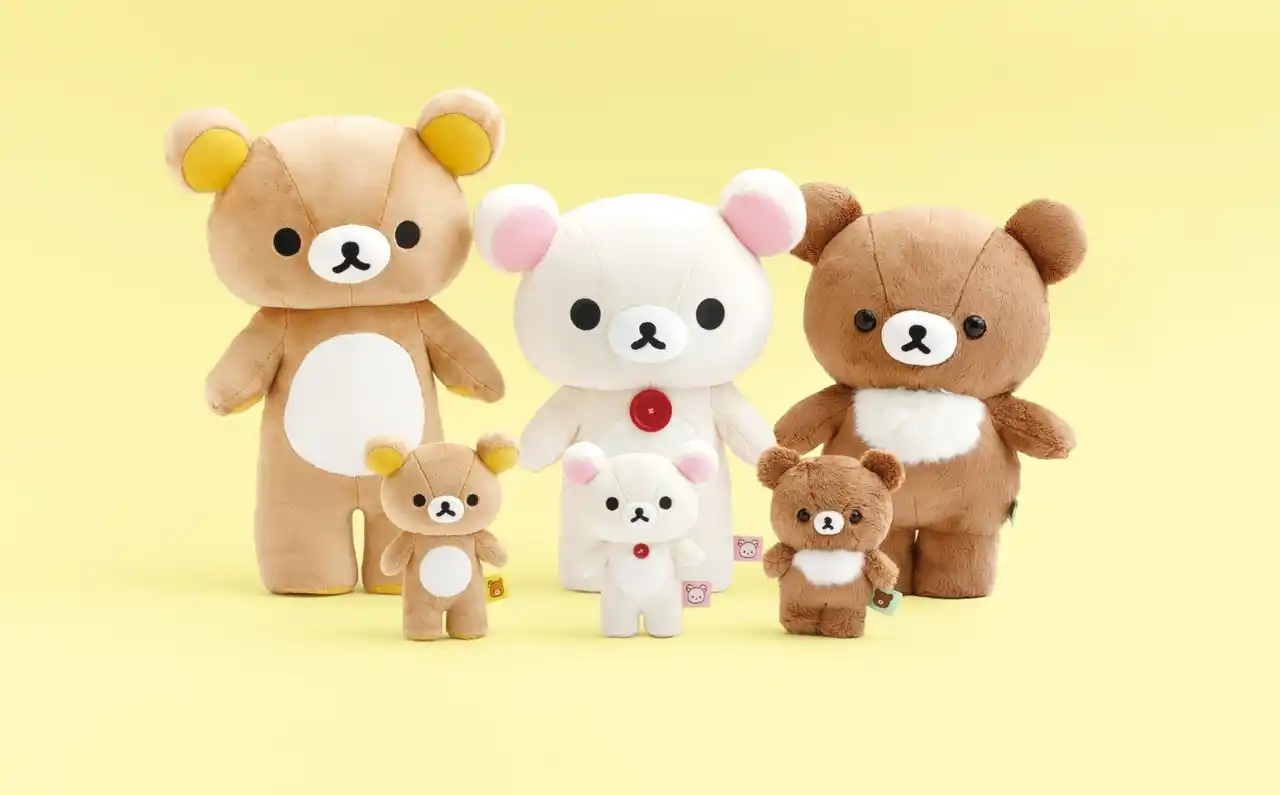 【サンエックス】 リラックマたちを立てて飾れるぬいぐるみが新登場！その他、ぬいぐるみ素材のバッグやお財布、フォトキーホルダーなどかわいいぬいぐるみ雑貨が9月上旬より販売開始