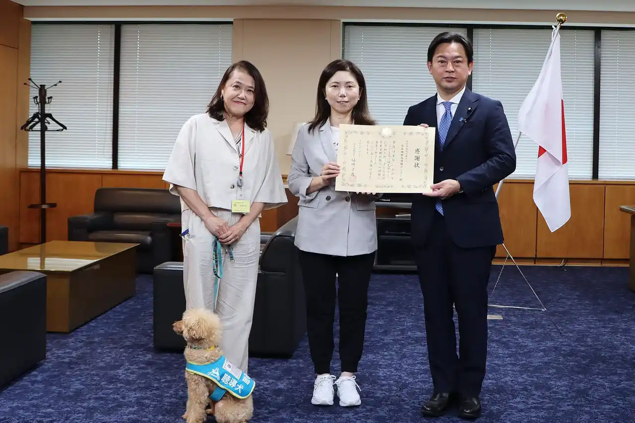 日本補助犬情報センター、こども霞が関見学デー協力団体への感謝状贈呈式に出席