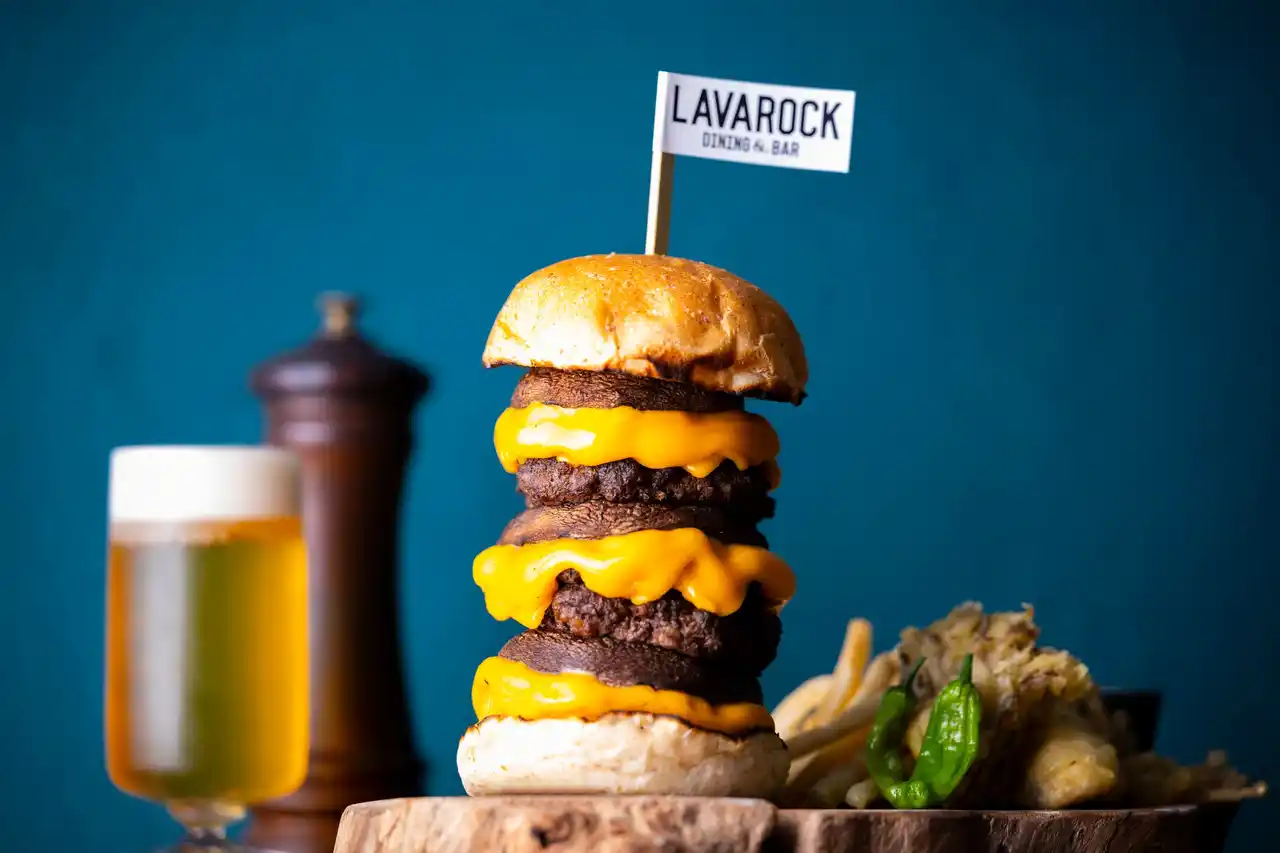 【森トラスト・ホテルズ＆リゾーツ株式会社】 【コートヤード・バイ・マリオット 白馬】肉厚なジャンボ椎茸を贅沢に挟んだ 秋らしいグルメバーガー「信州産きのこ尽くしのマウンテンバーガー」を発売