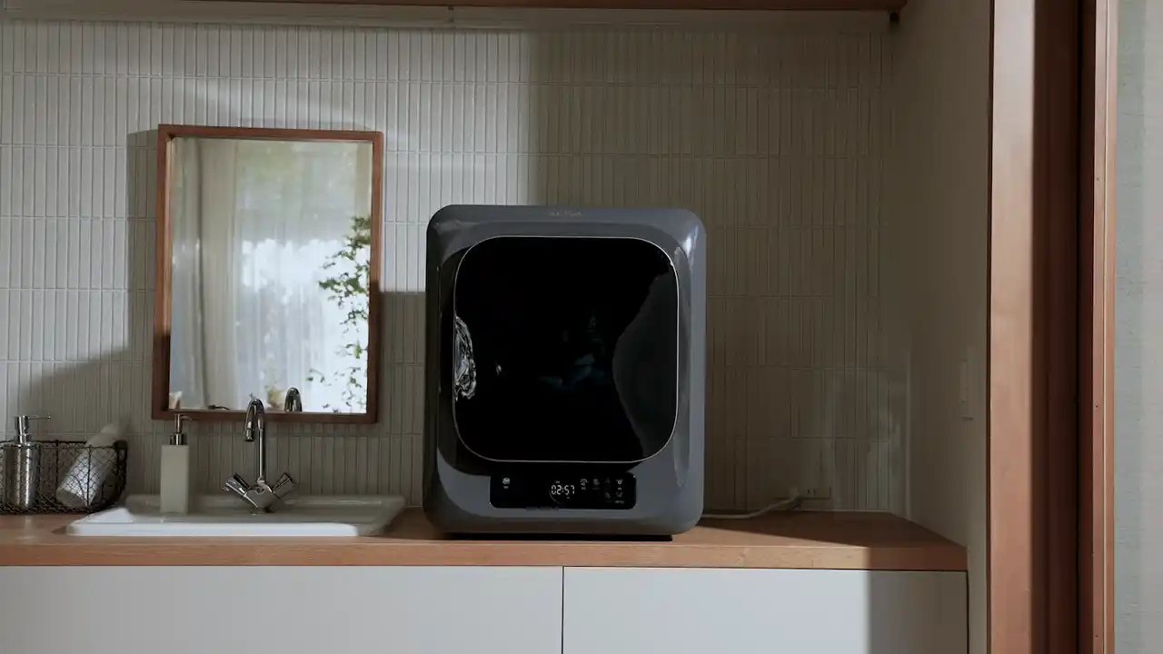 花粉シーズンを前に、UV除菌99.99%の小型衣類乾燥機に新モデル登場