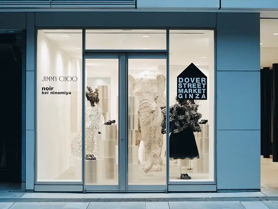 【Jimmy Choo Tokyo 株式会社】 JIMMY CHOO、noir kei ninomiyaとのコラボレーションを記念してDOVER STREET MARKET GINZAにてインスタレーションを開催
