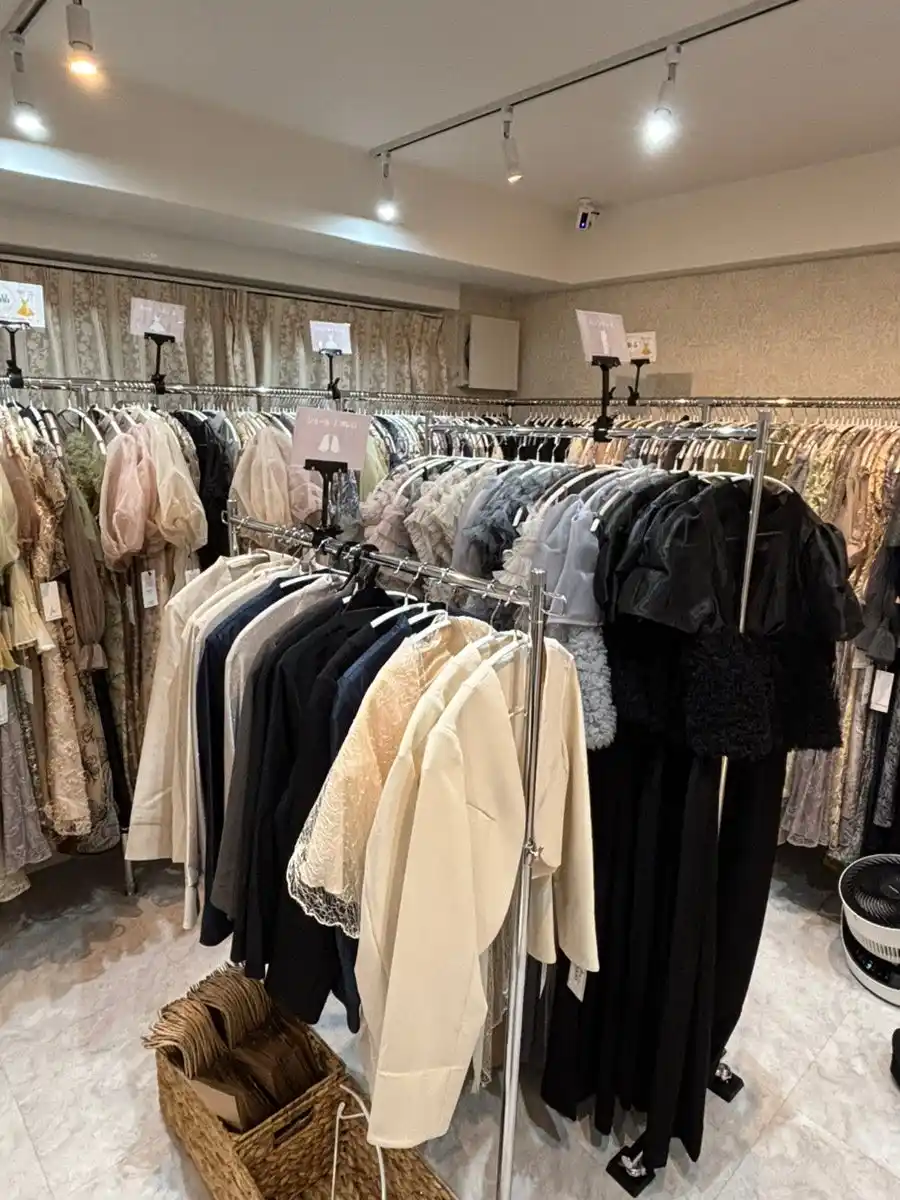 ドレスル新宿店、1時間1組の“完全貸切”×“無人運営”でオープン ― 福岡・大阪の人気体験を東京へ