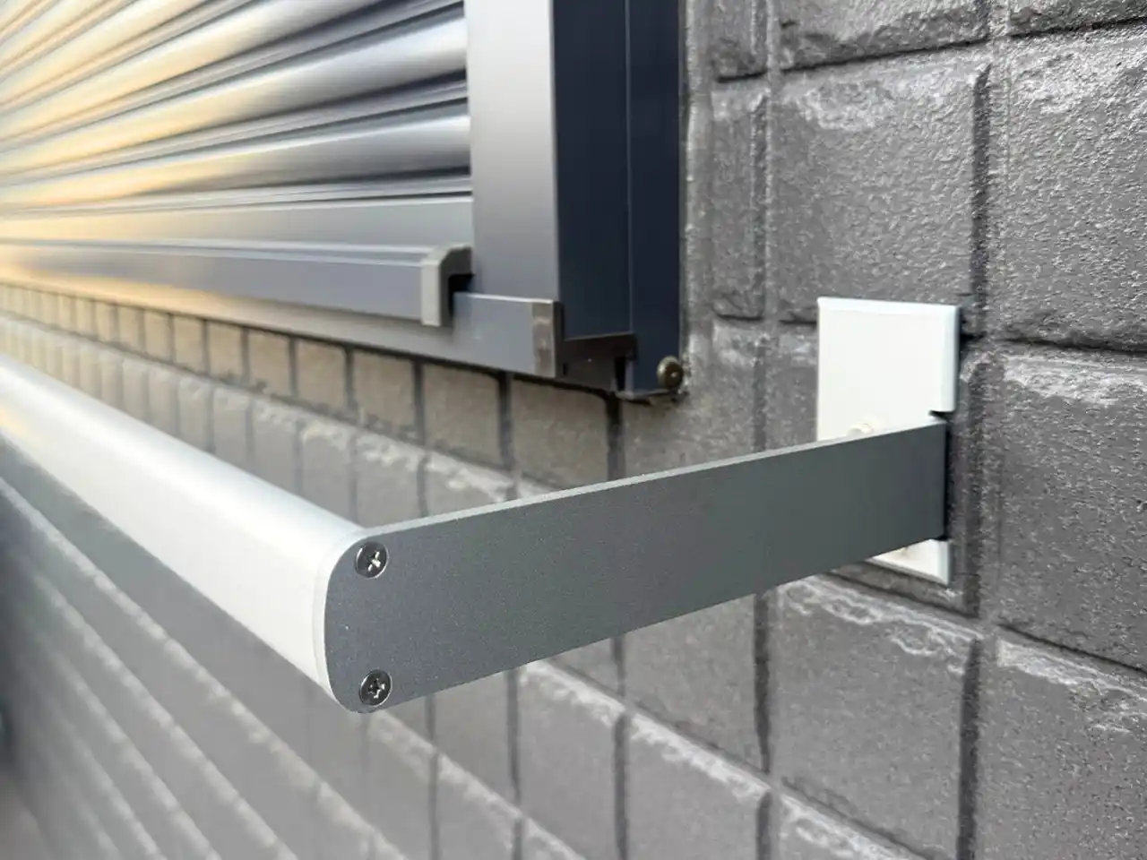 【アルメタックス株式会社】 【新サイズ】「布団干しバー」に出幅250mm登場。多様な住まいの納まりに対応する設計。