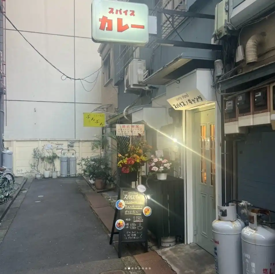 【テンポス不動産】川崎にスパイスの楽園が誕生！「curry stand スパイス ギャング」がグランドオープン。 ～独自配合のスパイスが織りなす“中毒性”抜群の一皿を、洗練されたカレースタンドで～