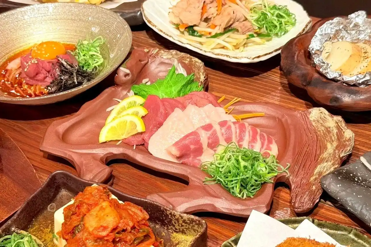 5,000円の馬肉食べ飲み放題コースが“3時間”に拡大！通常価格そのままで大満足の夏へ「大衆馬肉酒場 馬王 十三店」