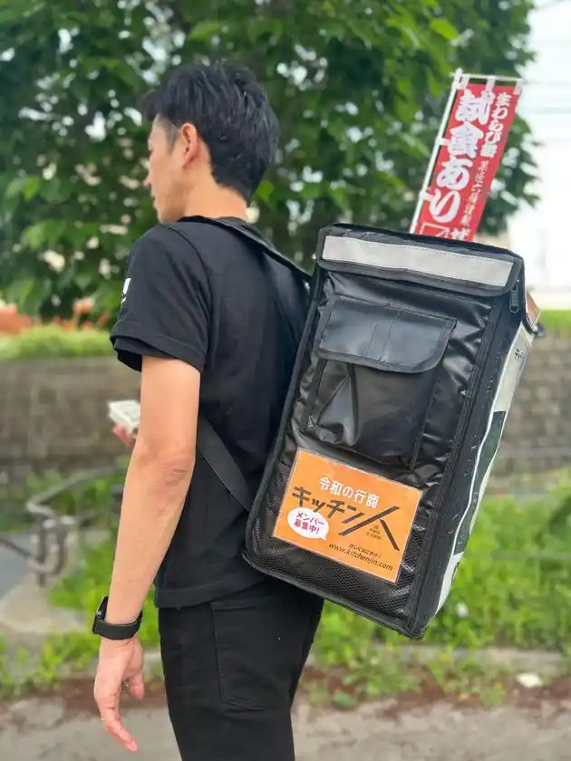 公園やイベント会場に向かい、高級生わらび餅を販売