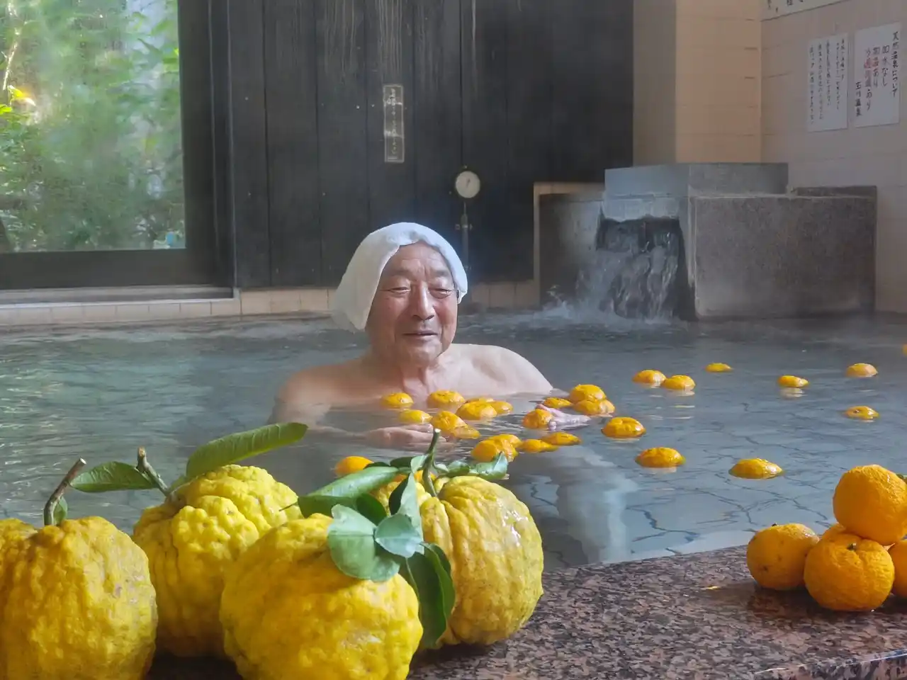 昭和レトロな温泉銭湯 玉川温泉で冬至に合わせ、地元で採れた日本最古の柚子「桂木ゆず」「鬼ゆず」を浮かべるゆず風呂を実施