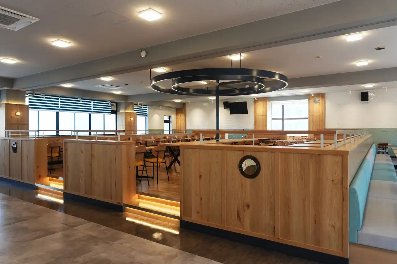 横浜創学館高等学校の食堂を、学校の「顔」となるシンボル施設へ