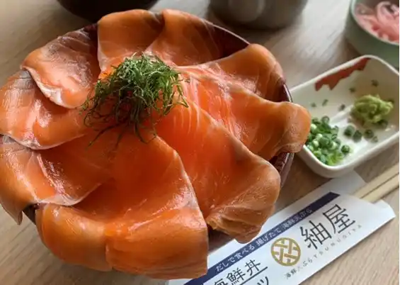 【数量限定】琵琶湖の宝石「ビワマス」を贅沢な御膳に。地元滋賀の老舗割烹店くらま堂が手がける「海鮮天丼・天ぷら 紬屋」から、お盆より販売開始