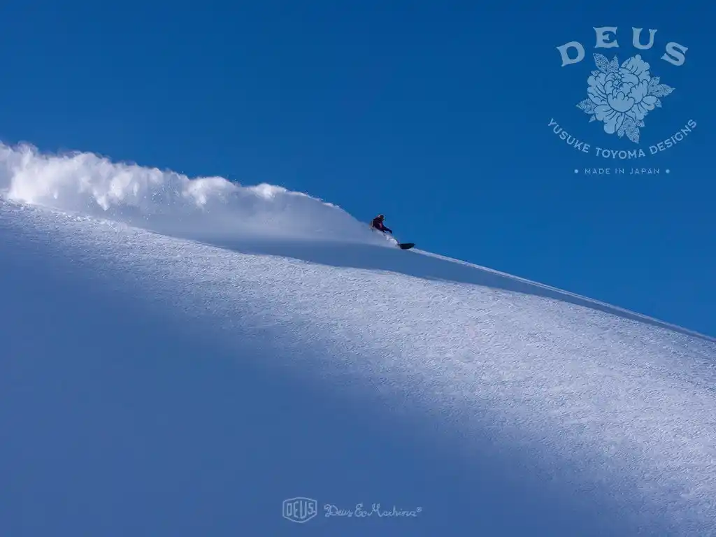 【デウス エクス マキナ ジャパン 】 デウスから初のシグネチャースノーボード豊間裕介 × DEUS 「YUSUKE TOYOMA DESIGNS」デウス原宿店で受注開始
