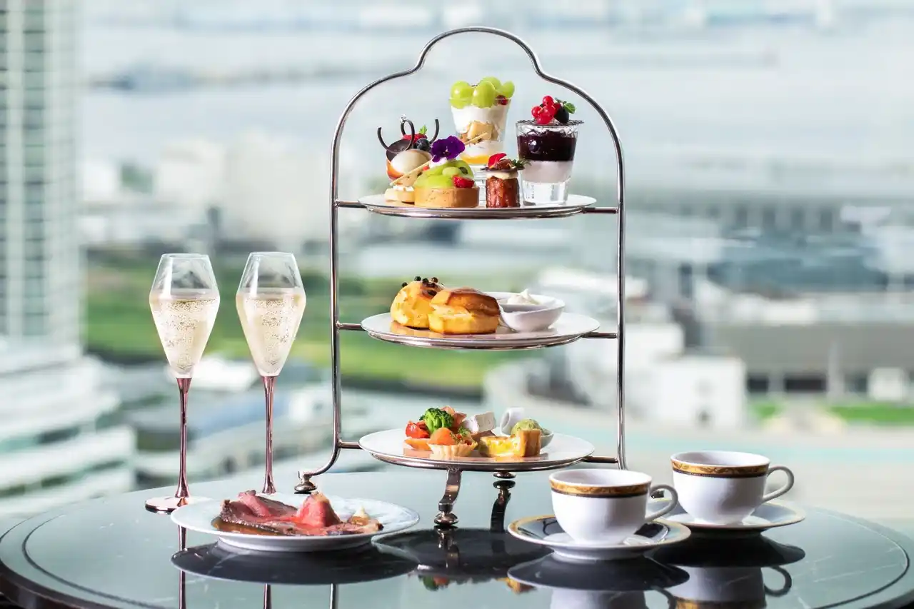 【横浜ベイシェラトン ホテル＆タワーズ】 シャインマスカットとピオーネが主役　横浜港を一望しながら旬の果実とローストビーフを味わうアフタヌーンティー