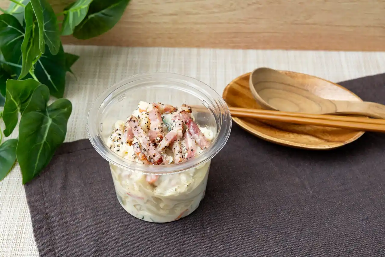 最大1.8倍の大容量カップデリ2商品を年末年始に向け期間限定発売「もりっもり ベーコンペッパー マカロニサラダ」と「もりっもり 5種具材のさっぱり春雨サラダ」が登場！