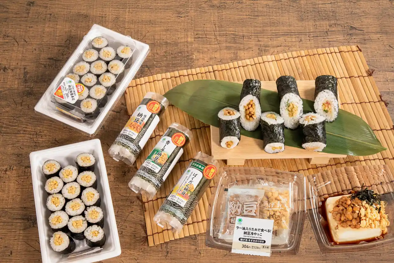 【株式会社ファミリーマート】 今年もやってきた！7月10日は「納豆の日」定番の手巻寿司などバラエティ豊富な10種類を展開毎年好評「納豆細巻寿司」が期間限定の増量でおトク！