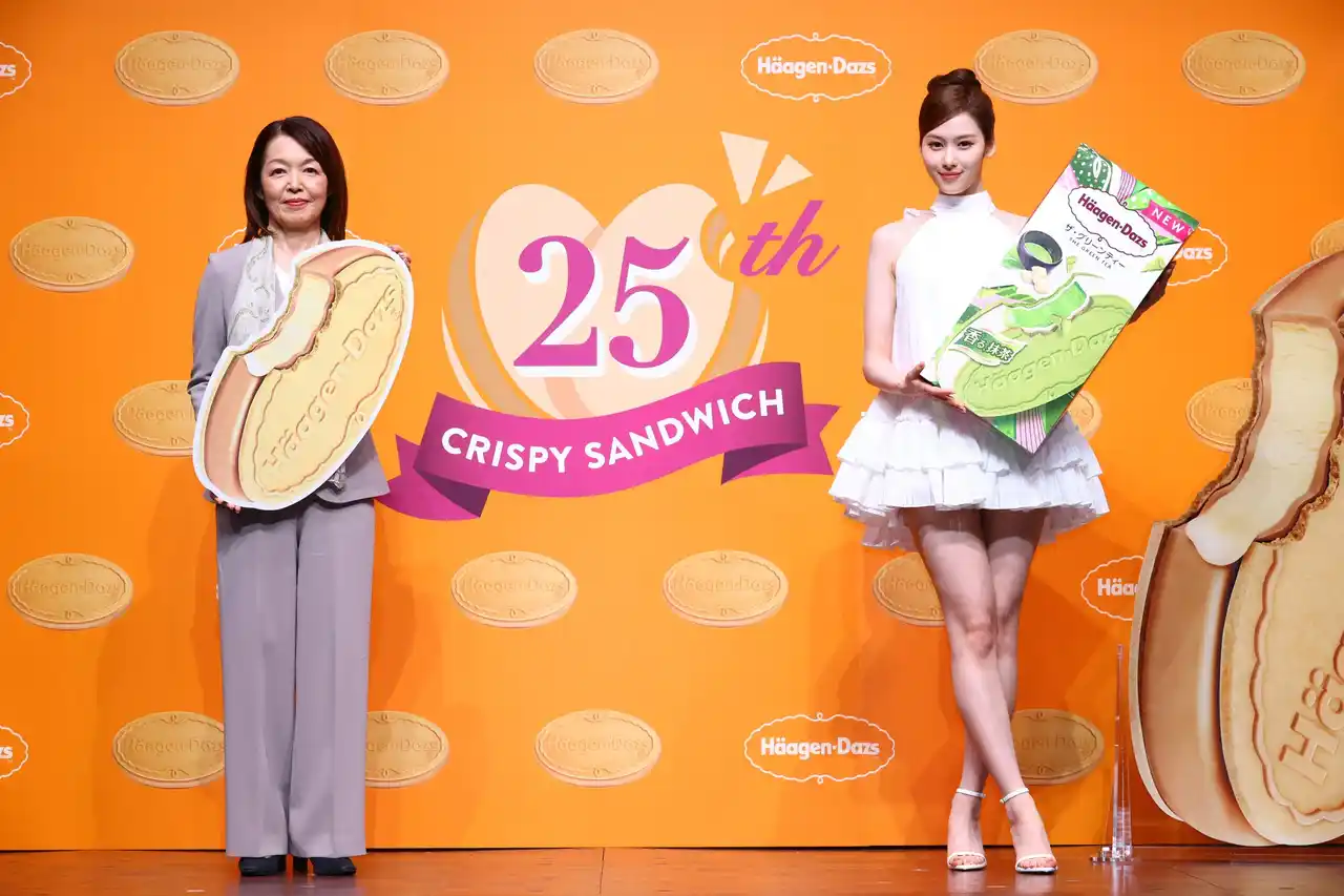 【ハーゲンダッツ ジャパン株式会社】 ハーゲンダッツCMでおなじみのTWICE SANAさんが登場！　「ハーゲンダッツ ジャパン クリスピーサンド25周年 PR発表会」開催