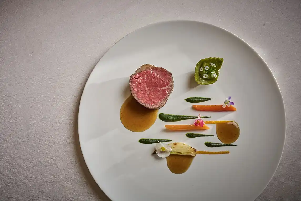 【株式会社ひらまつ】 「THE HIRAMATSU 軽井沢 御代田」フランス料理とイタリア料理、ふたりの料理長による唯一無二のディナー体験をお届けします。