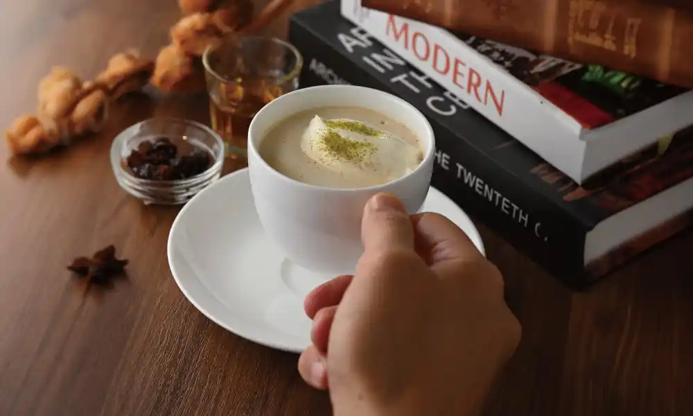 【ユーシーシーフードサービスシステムズ株式会社】 上島珈琲店にて累計販売6万杯を突破※した『ラムレーズンミルク珈琲』と、『カモミールミルク紅茶』を12月11日に期間限定で販売開始！