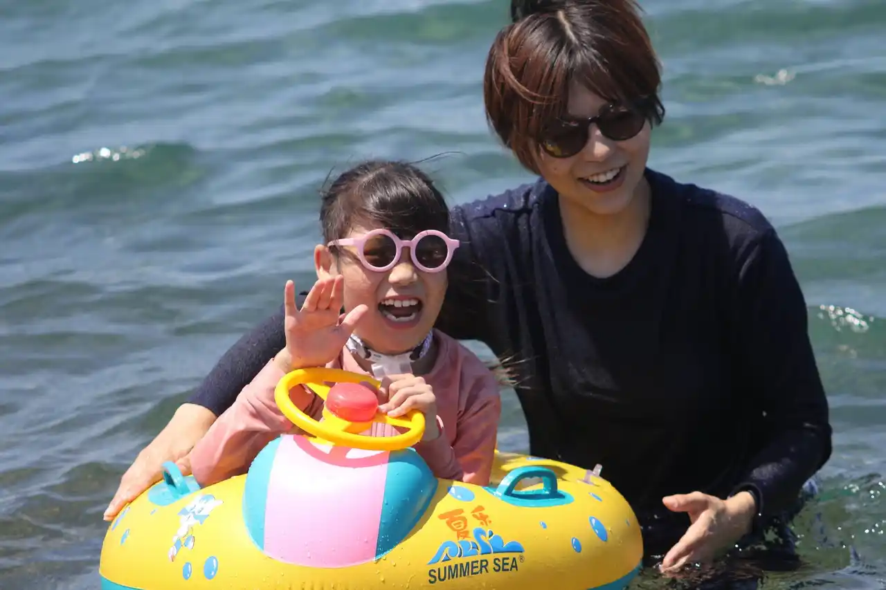 医療的ケア児や重度心身障害児と家族のための海水浴イベントを開催！夏休みの思い出づくりに、家族で海を楽しむ機会を提供。