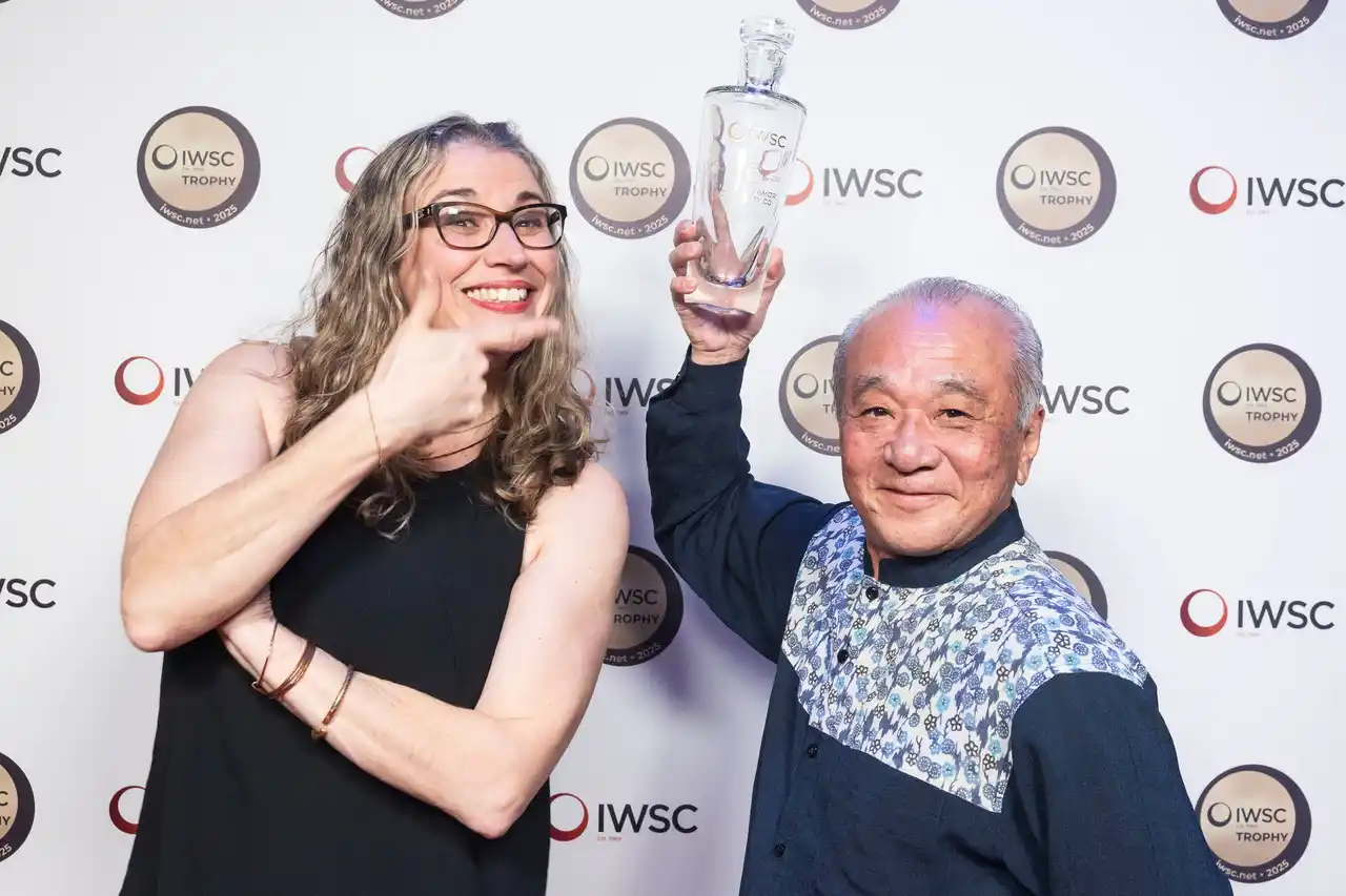 忠孝酒造、IWSC 2025で焼酎部門の世界No.1に。「焼酎・プロデューサー・トロフィー」受賞。沖縄＆泡盛業界初の快挙！