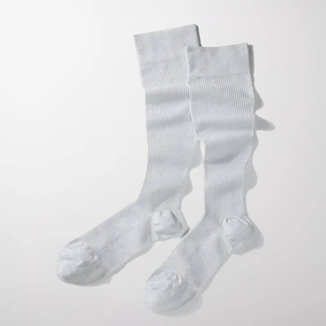 【株式会社ｅｎｃｙｃｌｏ】 足もとを美しく整えながら、落ち着いた華やぎときらめきを添える。 大人のための “ラメ着圧ソックス”　MAEE コンプレッションソックス　グリッターリブ 新発売