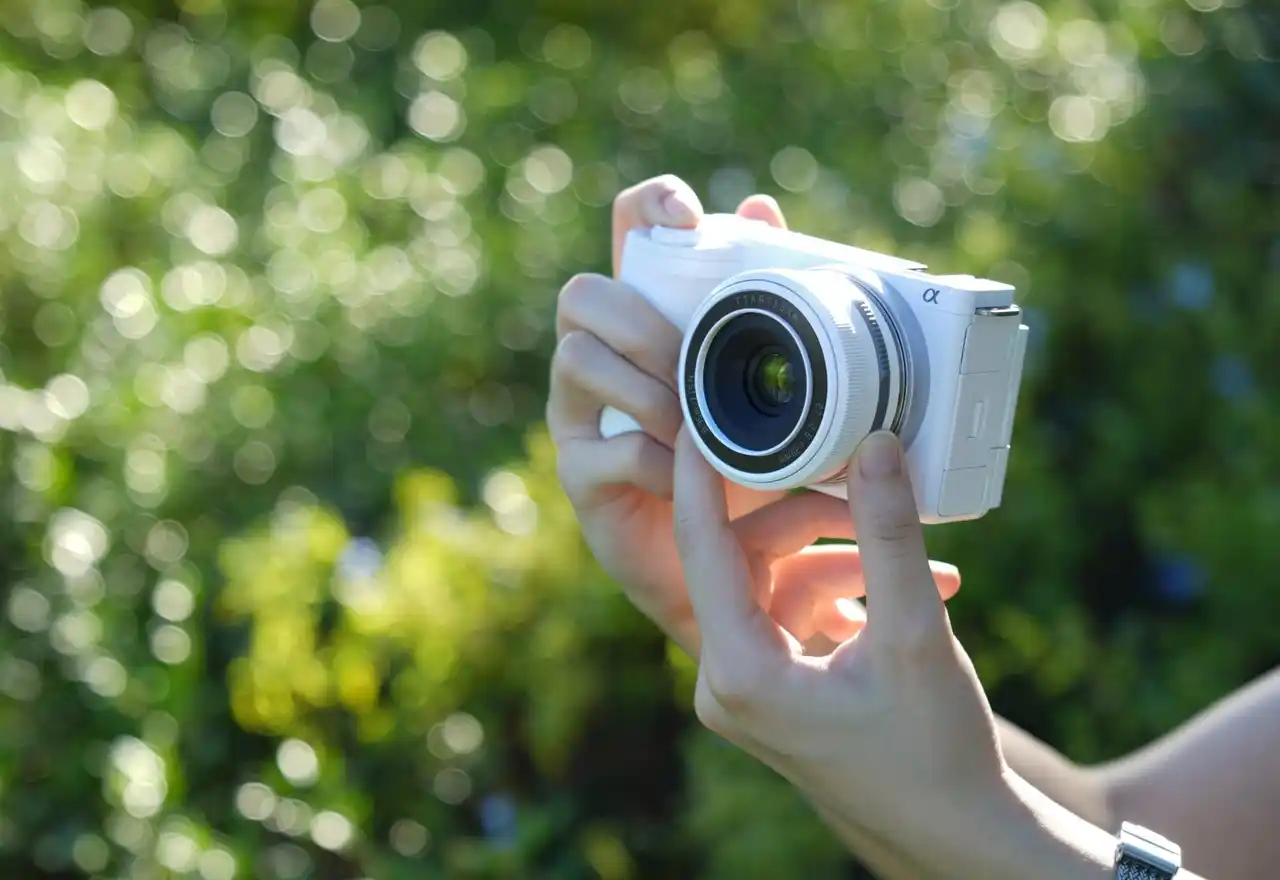 【株式会社焦点工房】【世界限定2000本】銘匠光学 TTArtisan AF 27mm f/2.8 ‘White Limited Edition’ 富士フイルムXマウント 発売