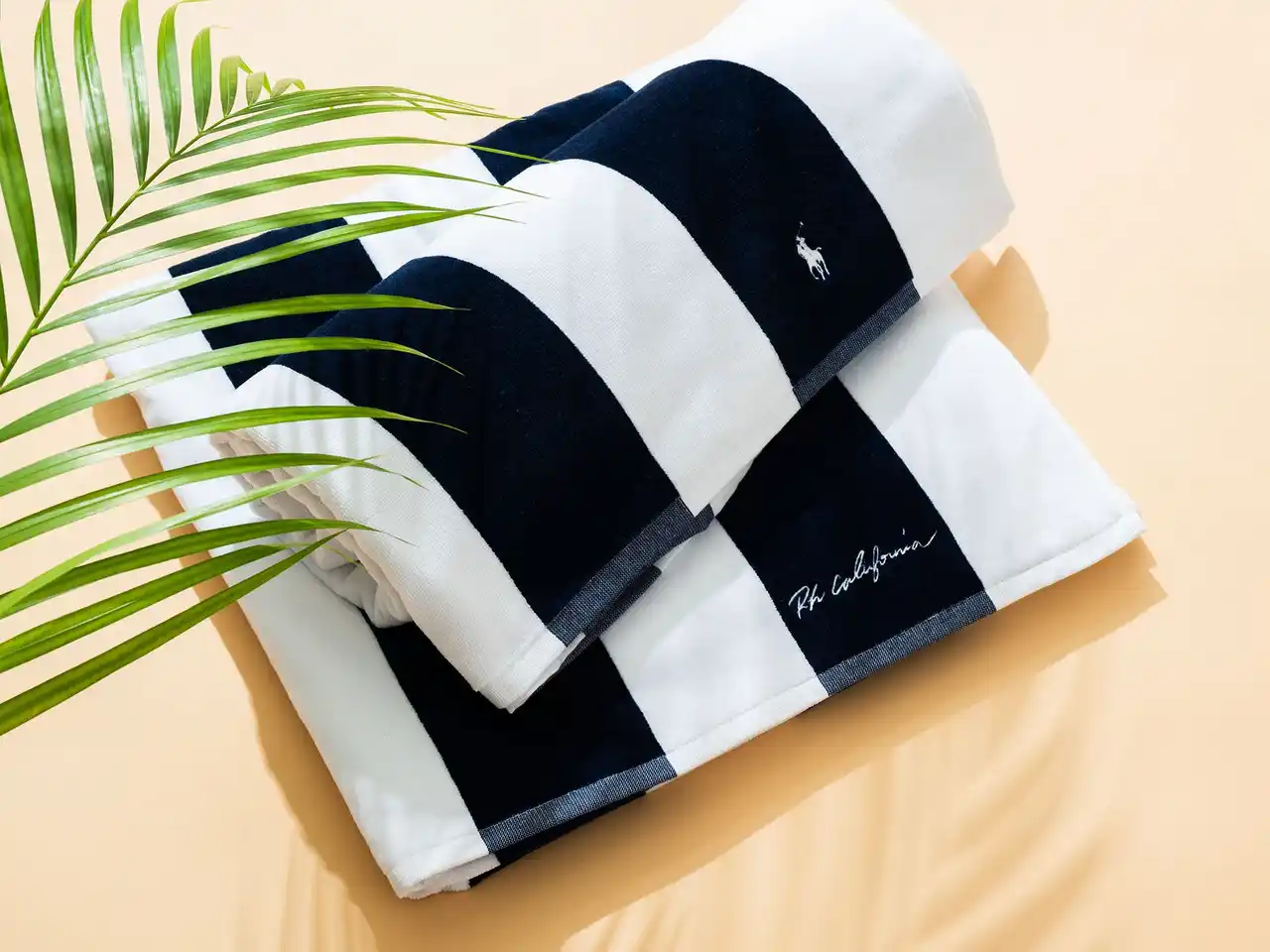 【株式会社リトルリーグ】 【ロンハーマン】Polo Ralph Lauren Homeに別注した、ネイビーとホワイトのストライプパターンが映えるビーチタオルが登場。