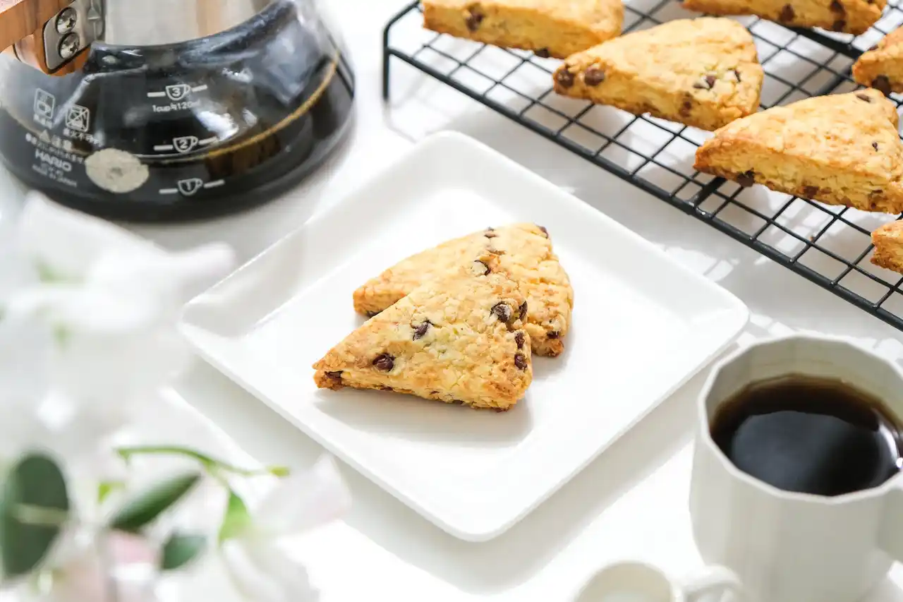 朝のひとときを、カフェのような心地よさに。日常に寄り添う『朝のくつろぎカフェチョコチップスコーン』をスナックミーオンラインストアで期間限定発売