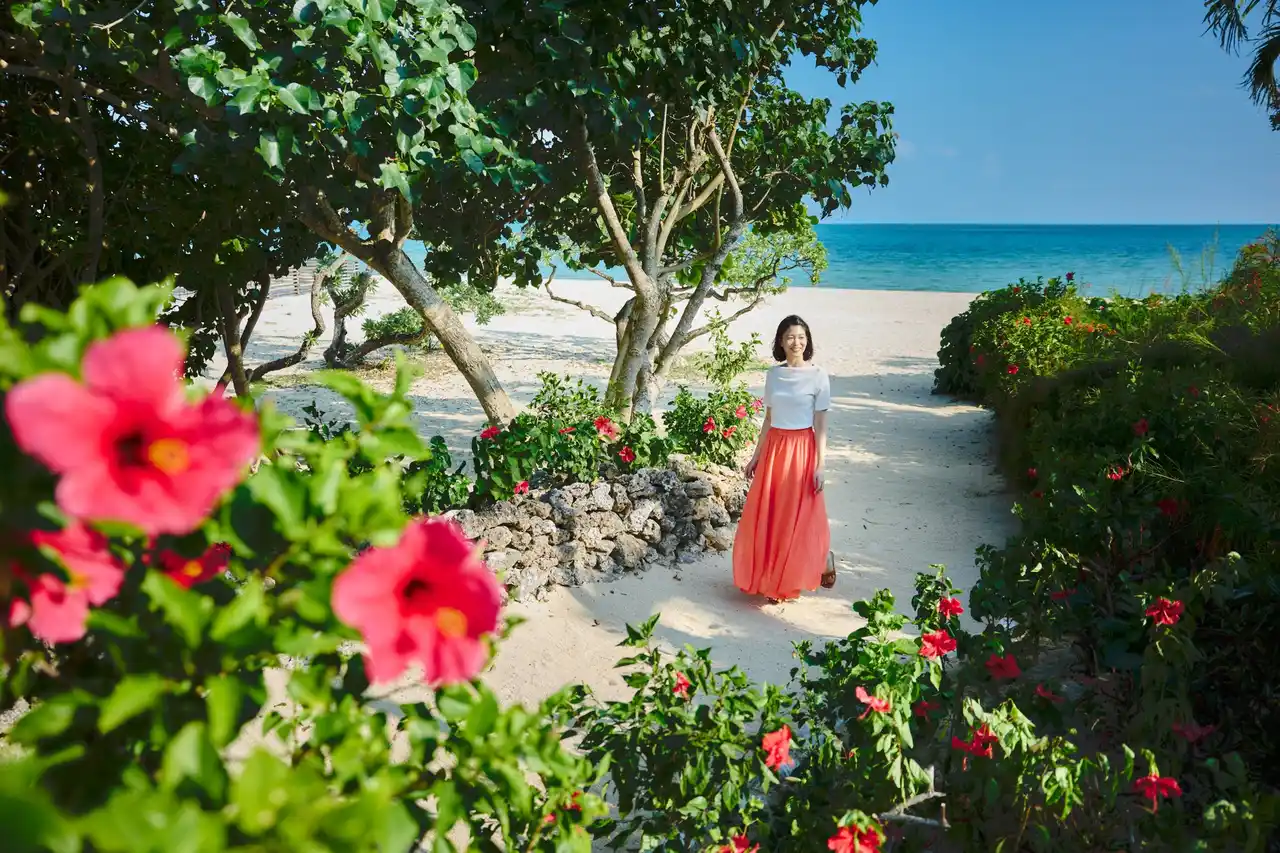 【リゾナーレ小浜島】絶景に誘う花道が出現！全18種類の花が小浜島の春を彩る「南の島の花咲くリゾナーレ」開催