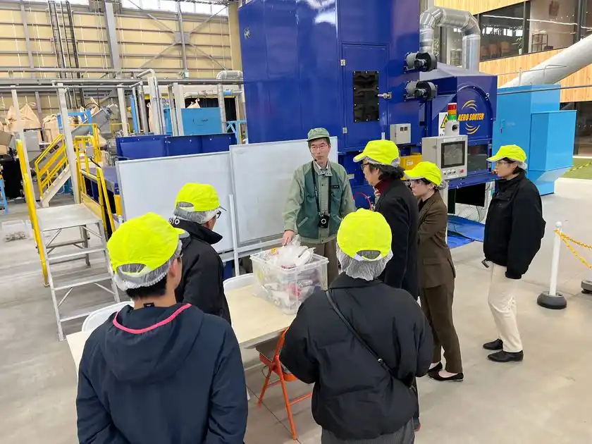 浜松MR実証設備でのキャップリサイクル見学の様子