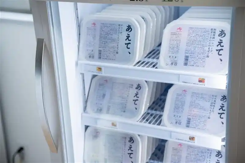 味の素(株)、冷凍弁当「あえて、(R)」のオフィス展開で置き型社食(R)サービスの株式会社OKANと協業