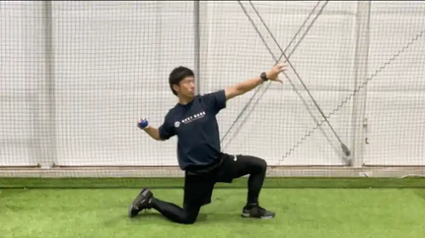 Aコース：ハーフニーリング・片手ラットプルダウン