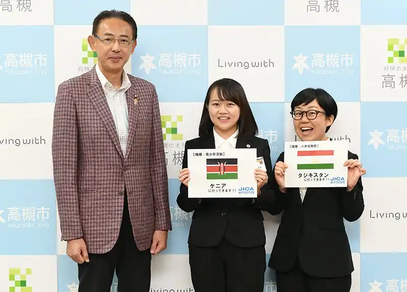 【高槻市】 高槻市出身の浅野千裕さんと山田かおりさんがJICA海外協力隊としての派遣を市長に報告