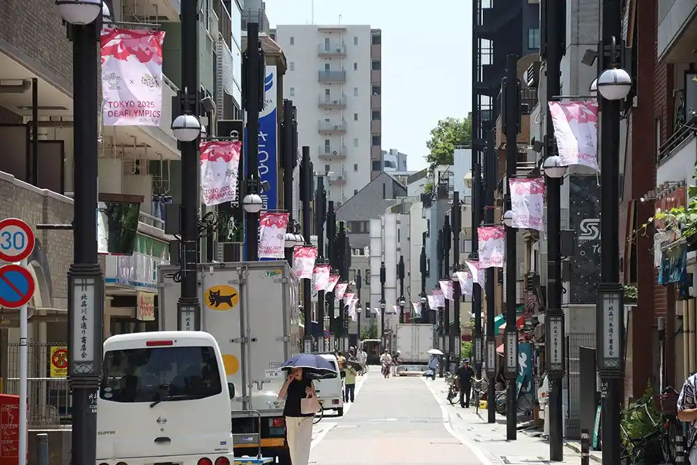 【品川区】 品川区、商店街などの街路灯にデフリンピック啓発フラッグ