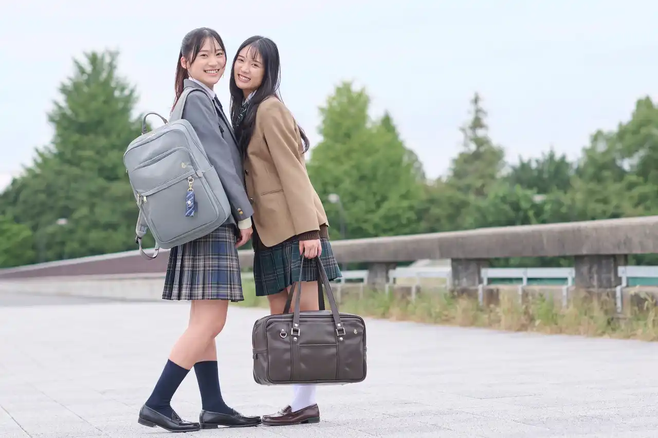 【エース株式会社】 バッグブランド「JEWELNA BY Jewelna Rose」より、女子高校生の声をもとに開発した通学バッグ「スクールバッグ」と「シスターズバッグ」がデビュー
