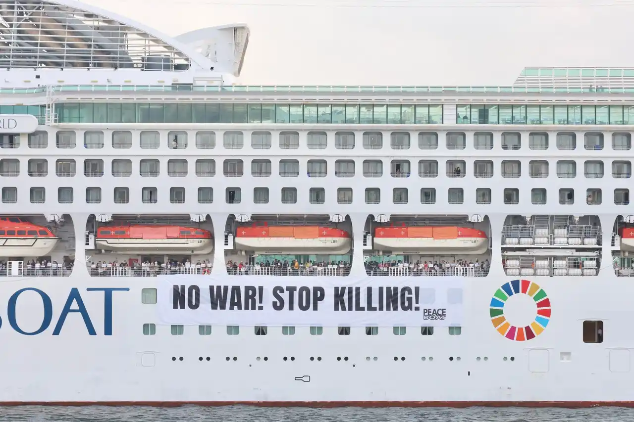 戦争反対の巨大バナー（30m×5m）を掲げてピースボートが神戸に帰港