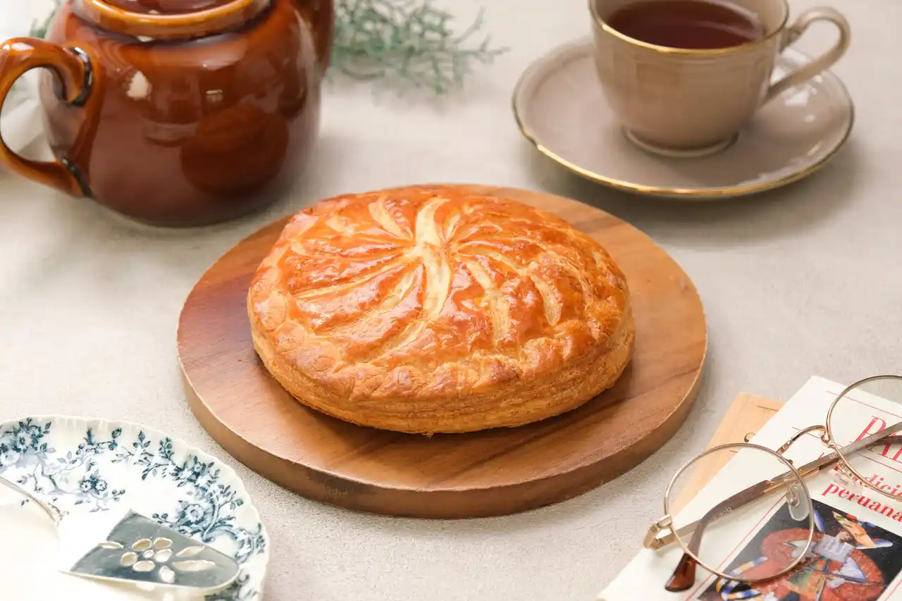 【おうちでフランスの新年を体験】幸福を分け合うスイーツ『フランス伝統菓子 ガレット・デ・ロワ2026』をスナックミーオンラインストアで期間限定発売