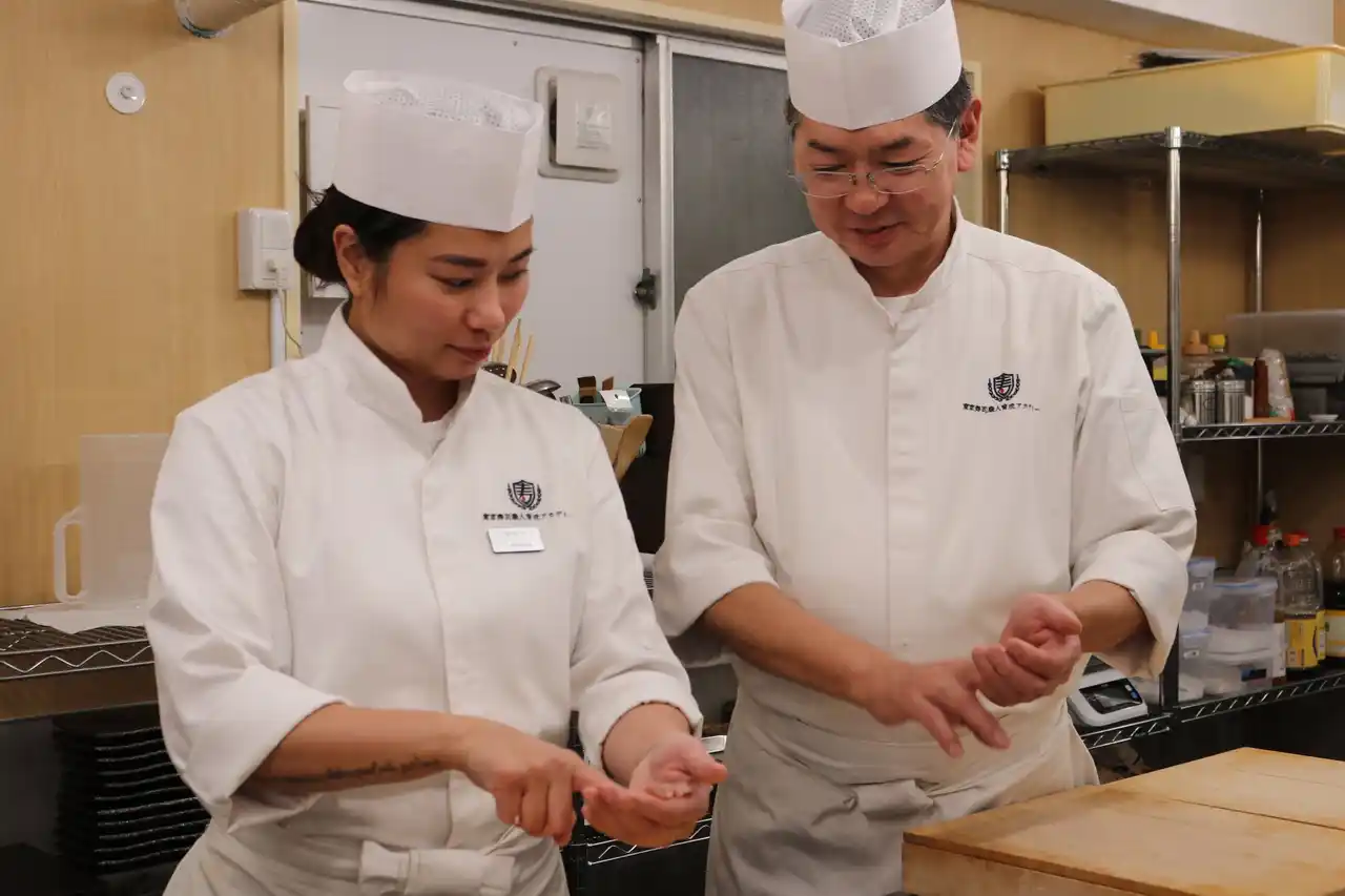 【DYM】 入学前に寿司職人の世界を体感できる「10カン握り体験会」を提供開始