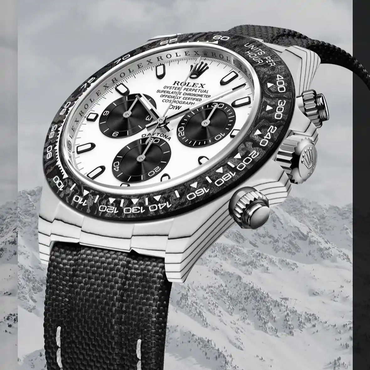 カスタム時計メーカー「DiW」から、希少なホワイトクォーツファイバーを纏い、雪豹を思わせる「CARBON ROLEX DAYTONA Irbis 41mm」が登場。