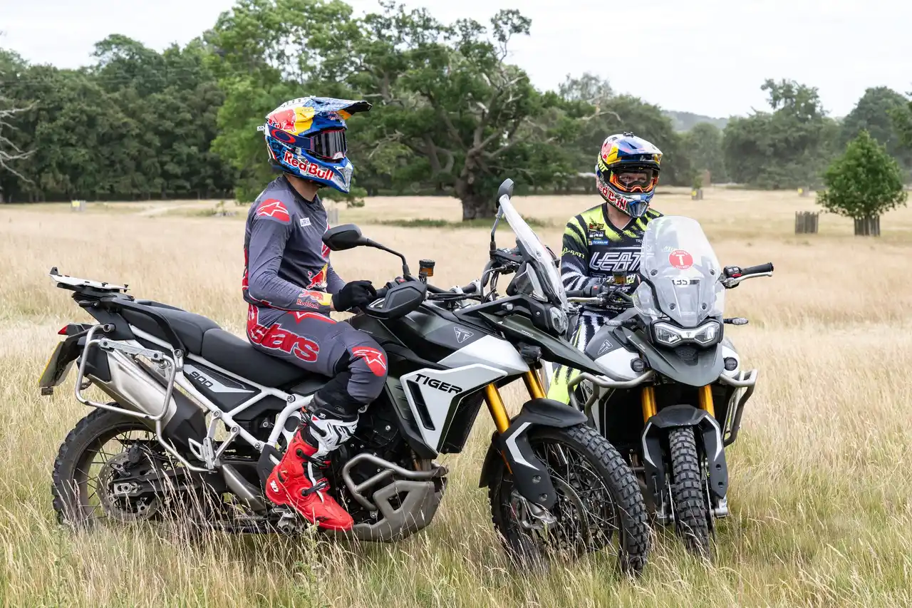 【トライアンフモーターサイクルズジャパン株式会社】 ジョニー・ウォーカーが自身初のアドベンチャーバイクでレッドブル・ロマニアクスに参戦、2位の結果を残す大健闘!!