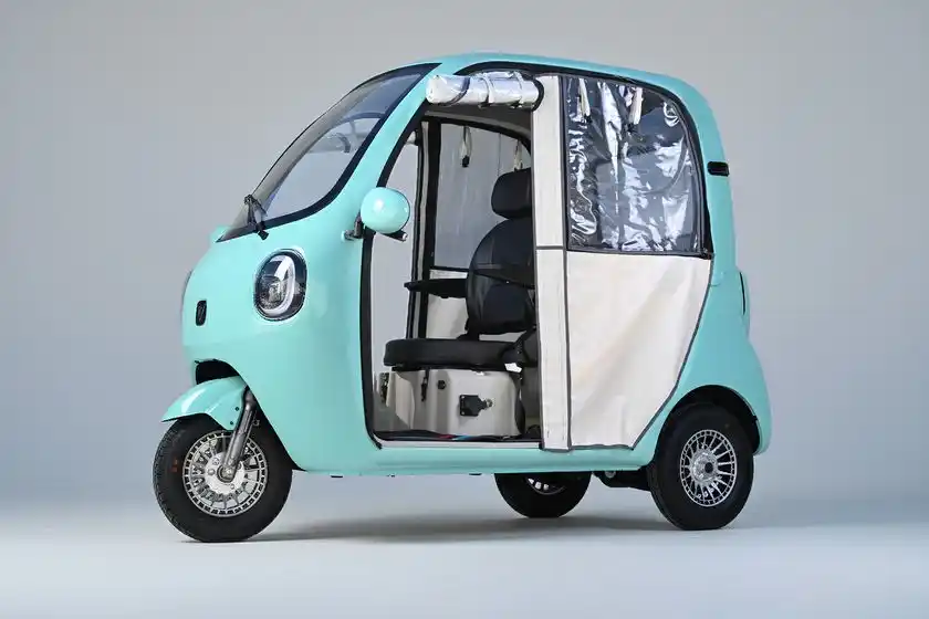 標準装備の雨除けサイドカバー　開けているようす