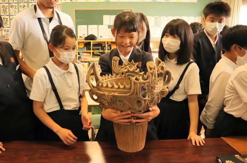 大塚オーミ陶業による小学校・出張授業での活用の様子