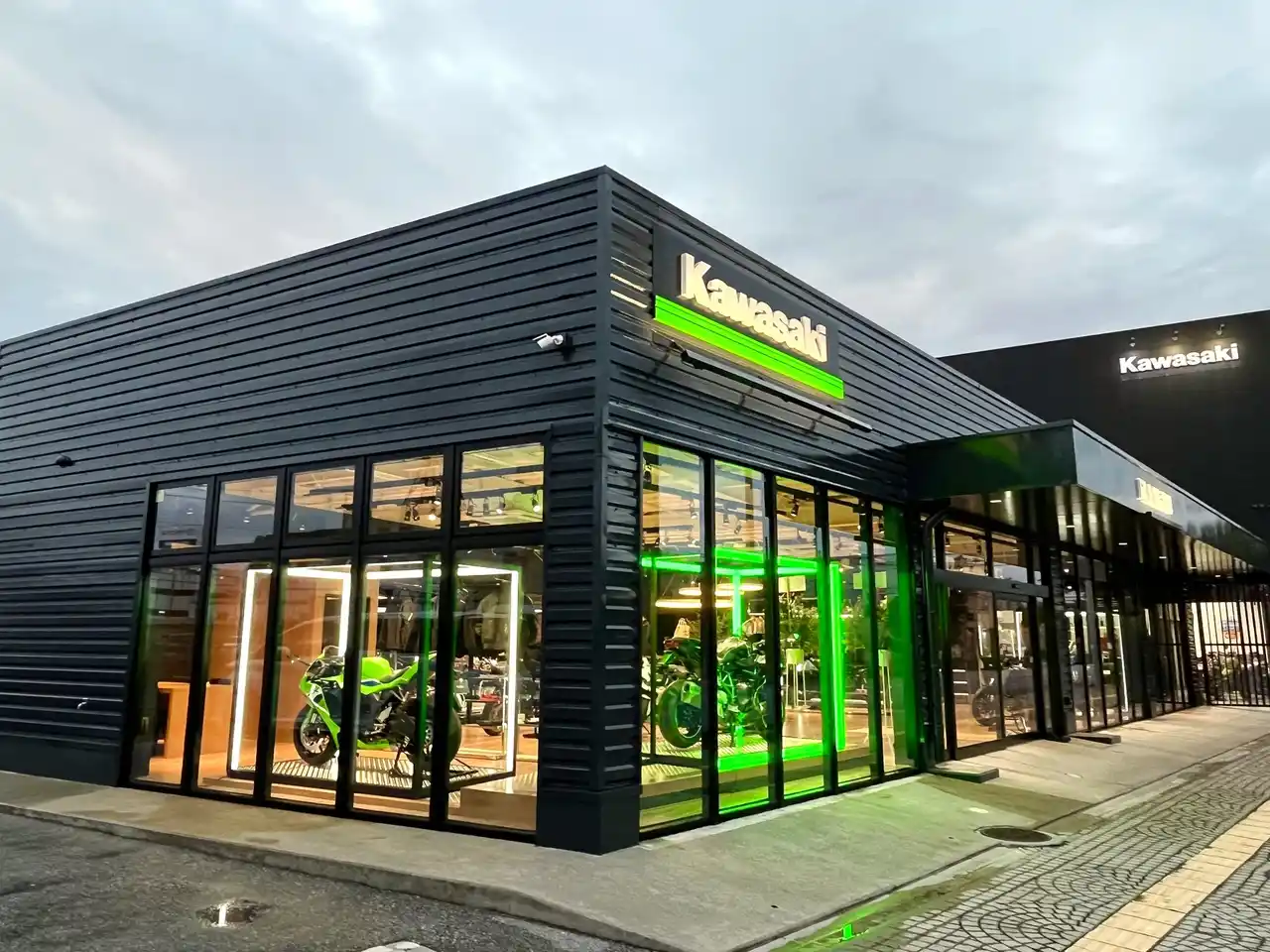 【株式会社カワサキモータースジャパン】 新しさと歴史が交差する都市、沖縄県那覇市の「カワサキ プラザ那覇」が 2025年12月12日（金）にリニューアルオープンしました！