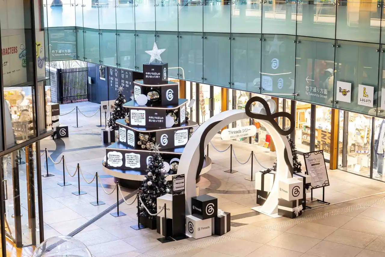 【Facebook Japan合同会社】 NiziUとのコラボレーションも！ホリデーシーズンにぴったりの「Threads ツリー」が原宿に出現