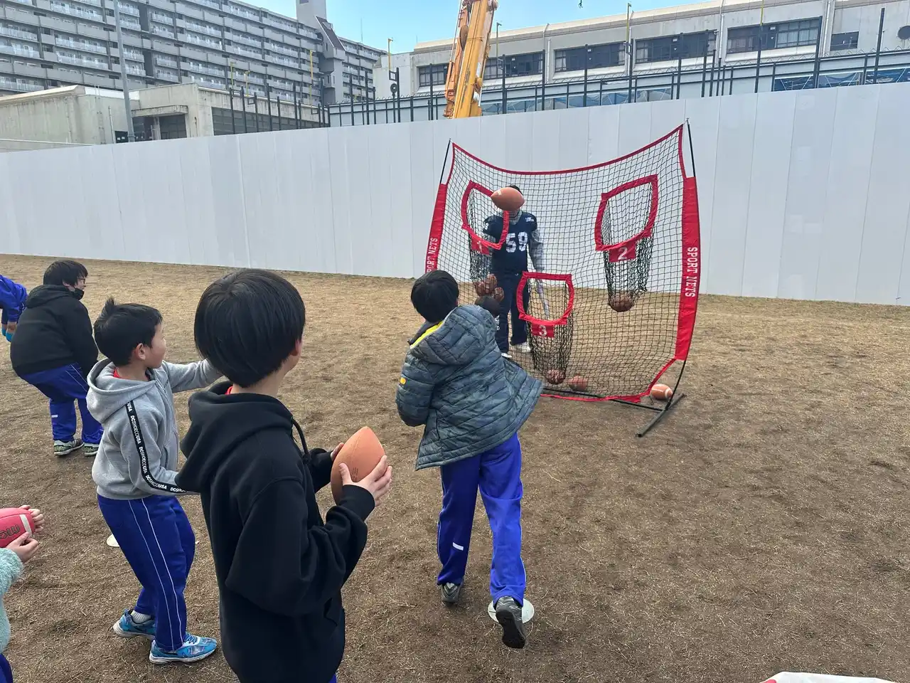【神戸学院大学】 神戸市の「校庭を活用した外遊び事業」に協力！神戸学院大学アメリカンフットボール部が小学生向けのフラッグフットボール体験会を開催