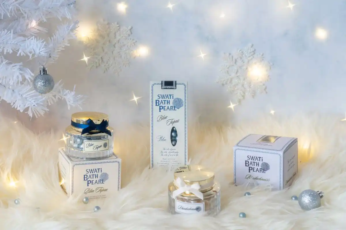 ホリデーシーズンの映えギフト！バスタイムに本物の真珠のような輝きを届ける『SWATi BATH PEARL』から高級感あふれるガラスボトル入りの新サイズ＆限定カラーが11月14日(金) 登場。
