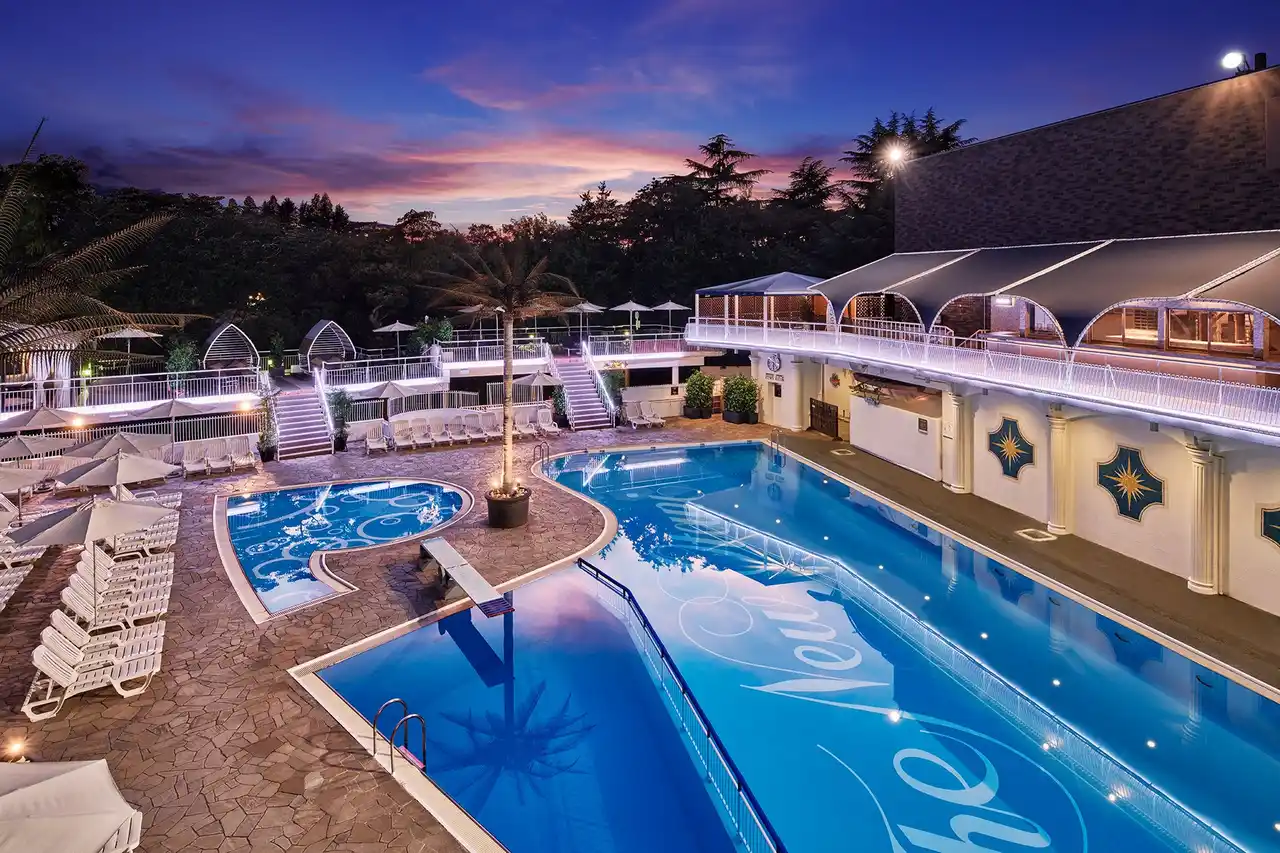 【ホテルニューオータニ】 残猛暑につきプール延長！氷彫刻にお得プランで夏のフィナーレ突入