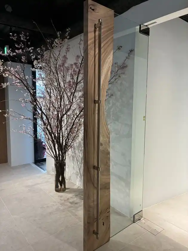 無垢一枚板×ガラスの新製品建具