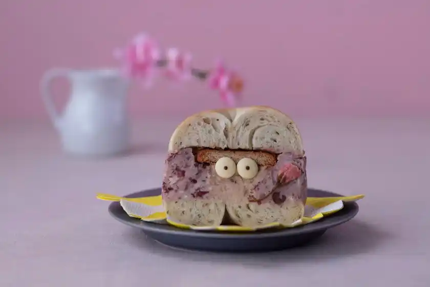 ぐるてんずカヌレ/小麦研究所【桜いちごチーズケーキベーグルサンドちゃん】