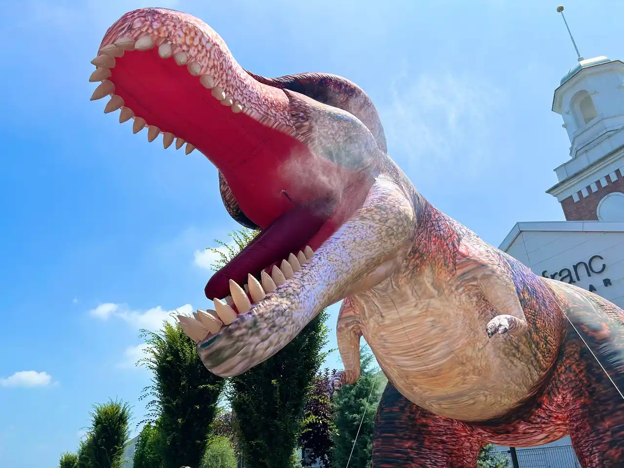 “暑い秋”に季節外れの雪だるま作り、10m超の恐竜も出現!? 神戸三田アウトレット「わくわくきっず王国」9月13日（土）～21日（日）の土日祝開催