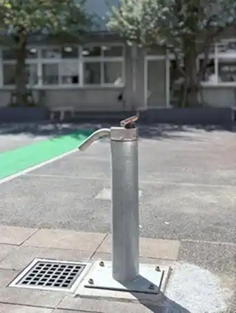 ODAでアフリカに10万台超の導入実績をもつ「深井戸用手動ポンプ」を国内提供。災害に強く、子どもでも安全に使える“電力不要の水源” コピー